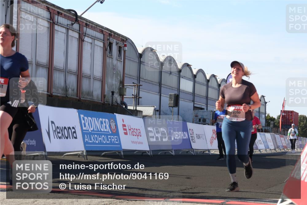03.10.2025 - Köhlbrandbrückenlauf Luisa Fischer http://msf.ph/oto/9041169 03.10.2025 13:33:40 Ziel 4006, 4744, 5179, 5281, 5367, 5546, 5579, 6094, 6734 meine-sportfotos.de