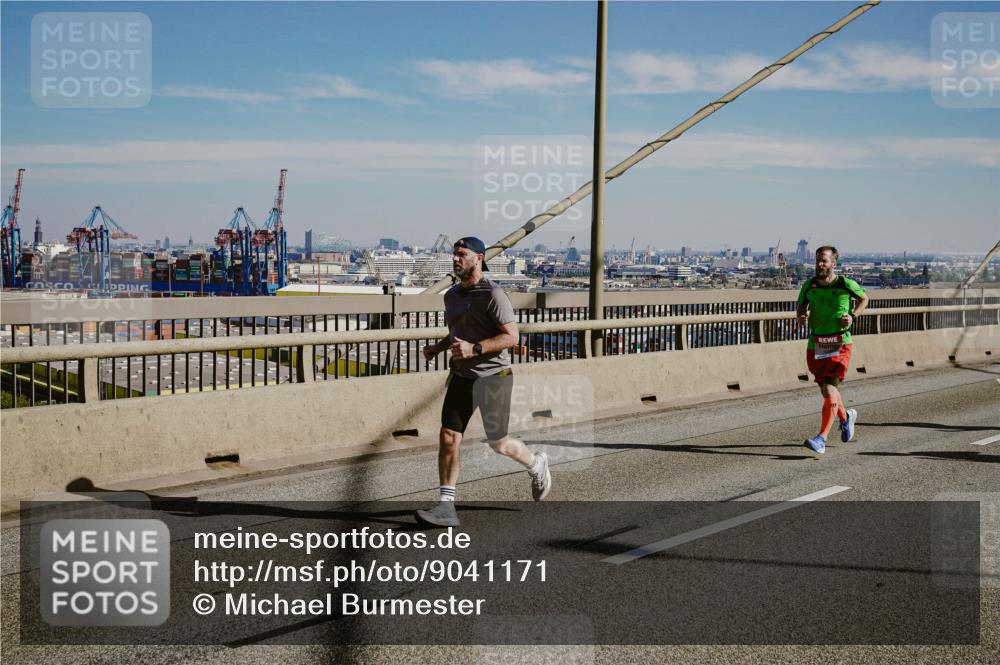 03.10.2025 - Köhlbrandbrückenlauf Michael Burmester http://msf.ph/oto/9041171 03.10.2025 12:22:24 Position 1  meine-sportfotos.de