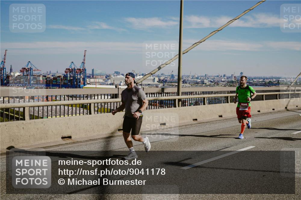 03.10.2025 - Köhlbrandbrückenlauf Michael Burmester http://msf.ph/oto/9041178 03.10.2025 12:22:24 Position 1  meine-sportfotos.de