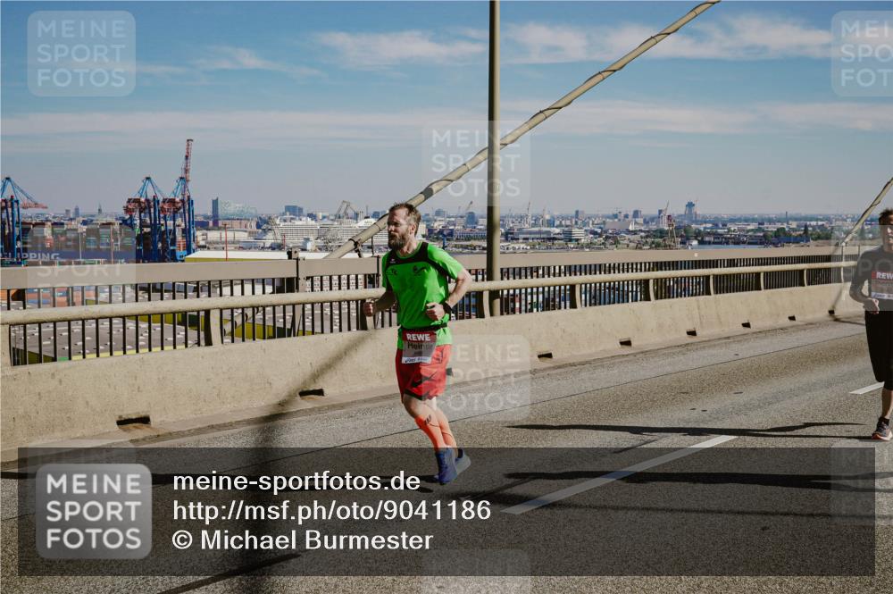 03.10.2025 - Köhlbrandbrückenlauf Michael Burmester http://msf.ph/oto/9041186 03.10.2025 12:22:25 Position 1  meine-sportfotos.de