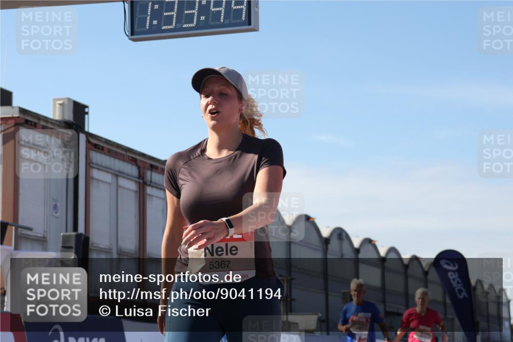 03.10.2025 - Köhlbrandbrückenlauf Luisa Fischer http://msf.ph/oto/9041194 03.10.2025 13:33:43 Ziel 4744, 5074, 5077, 5179, 5367, 5546, 5579, 6094, 6734 meine-sportfotos.de