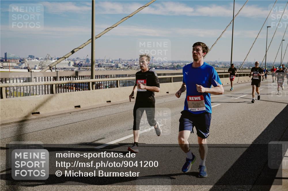03.10.2025 - Köhlbrandbrückenlauf Michael Burmester http://msf.ph/oto/9041200 03.10.2025 12:22:27 Position 1 6775 meine-sportfotos.de