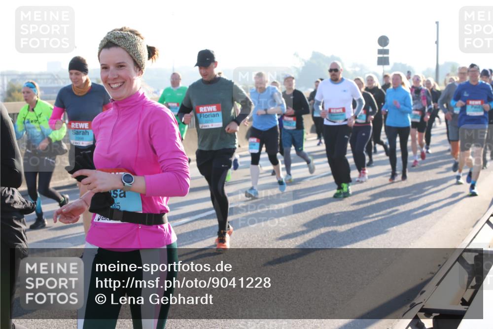 03.10.2025 - Köhlbrandbrückenlauf Lena Gebhardt http://msf.ph/oto/9041228 03.10.2025 09:25:27 Position 1 1998, 2210, 85 meine-sportfotos.de