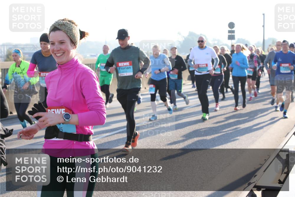 03.10.2025 - Köhlbrandbrückenlauf Lena Gebhardt http://msf.ph/oto/9041232 03.10.2025 09:25:27 Position 1 2210 meine-sportfotos.de