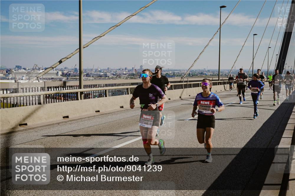 03.10.2025 - Köhlbrandbrückenlauf Michael Burmester http://msf.ph/oto/9041239 03.10.2025 12:22:31 Position 1 1, 4206, 4258 meine-sportfotos.de