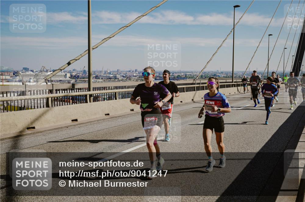 03.10.2025 - Köhlbrandbrückenlauf Michael Burmester http://msf.ph/oto/9041247 03.10.2025 12:22:31 Position 1 4206 meine-sportfotos.de