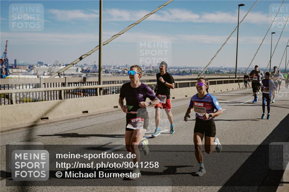 03.10.2025 - Köhlbrandbrückenlauf Michael Burmester http://msf.ph/oto/9041258 03.10.2025 12:22:32 Position 1  meine-sportfotos.de