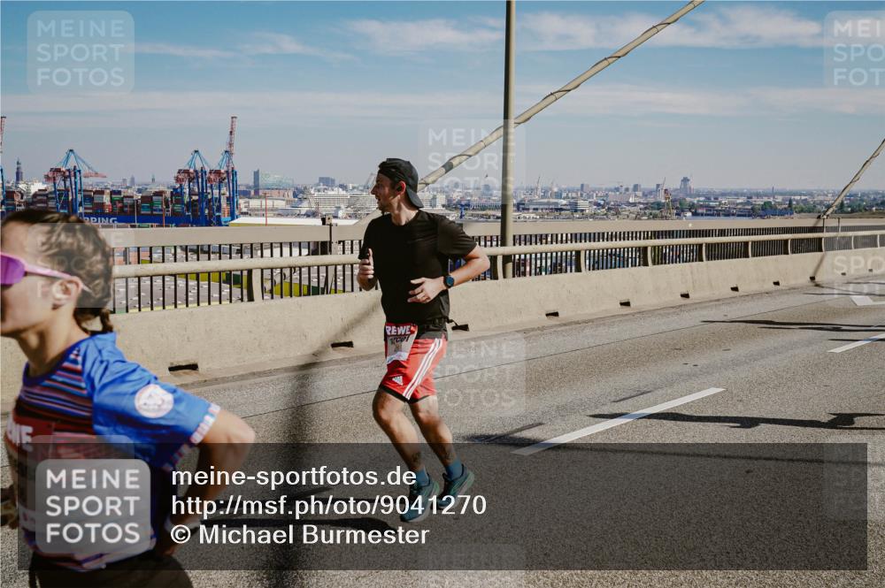 03.10.2025 - Köhlbrandbrückenlauf Michael Burmester http://msf.ph/oto/9041270 03.10.2025 12:22:33 Position 1  meine-sportfotos.de