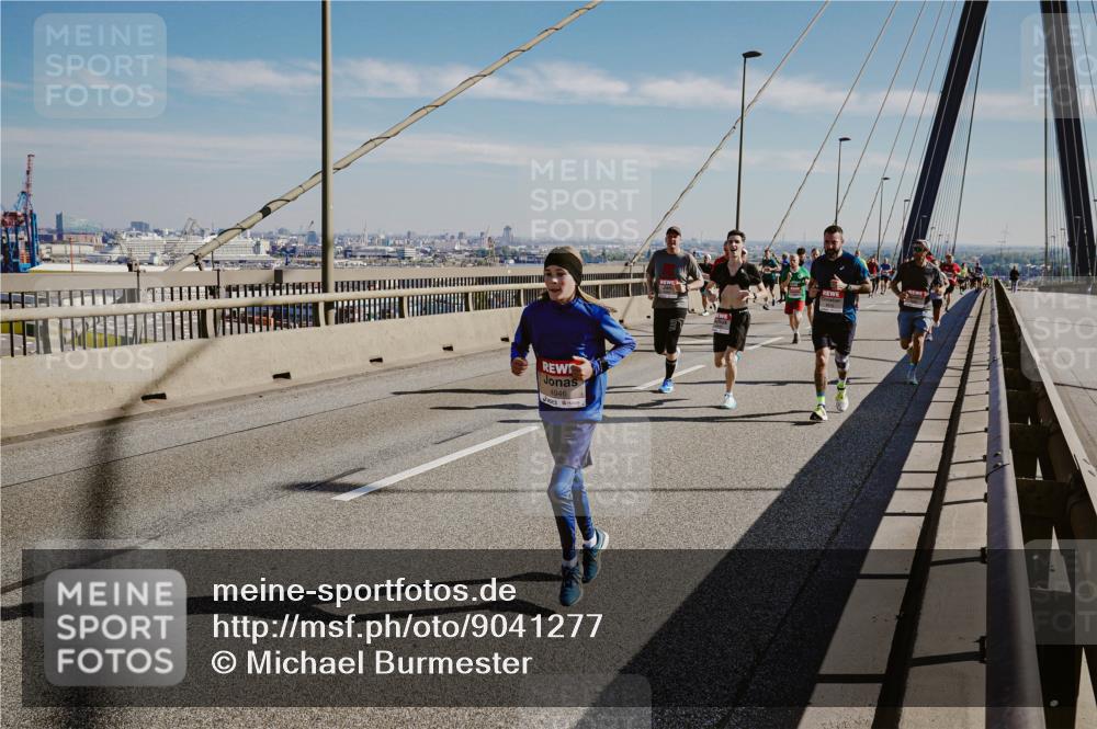 03.10.2025 - Köhlbrandbrückenlauf Michael Burmester http://msf.ph/oto/9041277 03.10.2025 12:22:34 Position 1  meine-sportfotos.de