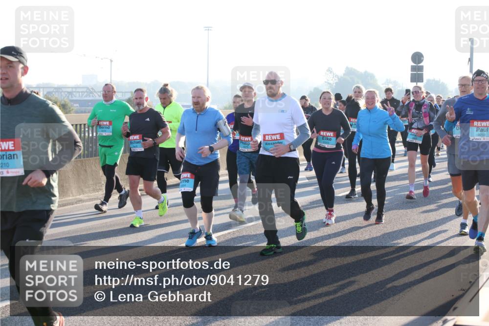 03.10.2025 - Köhlbrandbrückenlauf Lena Gebhardt http://msf.ph/oto/9041279 03.10.2025 09:25:28 Position 1 210, 3039, 1664, 1875, 2003, 3259 meine-sportfotos.de