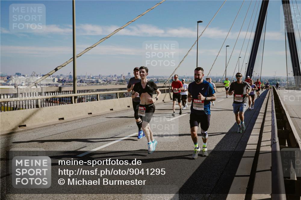 03.10.2025 - Köhlbrandbrückenlauf Michael Burmester http://msf.ph/oto/9041295 03.10.2025 12:22:35 Position 1 5915 meine-sportfotos.de