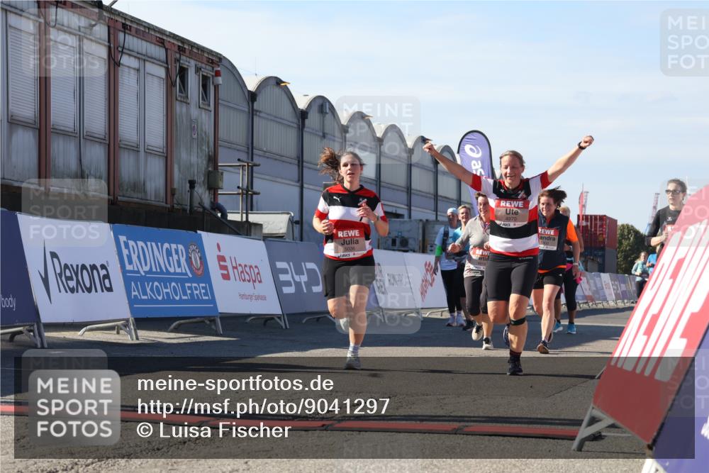 03.10.2025 - Köhlbrandbrückenlauf Luisa Fischer http://msf.ph/oto/9041297 03.10.2025 13:33:54 Ziel 4919, 4970, 5036, 5074, 5077, 5300, 6246 meine-sportfotos.de