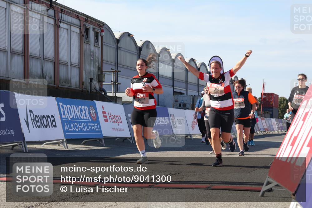 03.10.2025 - Köhlbrandbrückenlauf Luisa Fischer http://msf.ph/oto/9041300 03.10.2025 13:33:55 Ziel 4919, 4970, 5036, 5074, 5077, 5300, 6246, 6420 meine-sportfotos.de