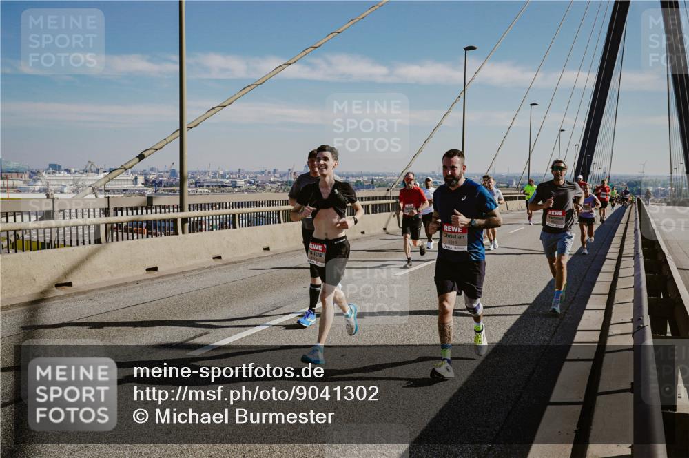 03.10.2025 - Köhlbrandbrückenlauf Michael Burmester http://msf.ph/oto/9041302 03.10.2025 12:22:35 Position 1 664468644444444, 5915 meine-sportfotos.de