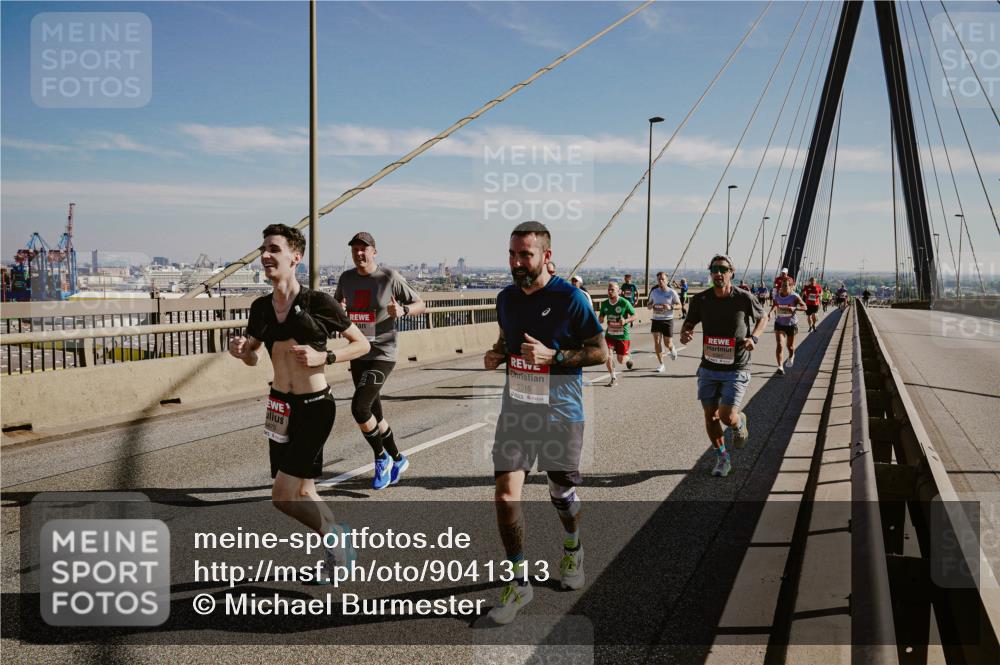 03.10.2025 - Köhlbrandbrückenlauf Michael Burmester http://msf.ph/oto/9041313 03.10.2025 12:22:36 Position 1 5915 meine-sportfotos.de