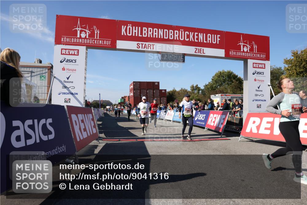 03.10.2025 - Köhlbrandbrückenlauf Lena Gebhardt http://msf.ph/oto/9041316 03.10.2025 13:17:16 Ziel 4242, 4361, 4404, 4988, 5073, 5090, 5429, 5479, 5544, 5638, 5642, 5667, 5890, 5943, 6389, 6431 meine-sportfotos.de