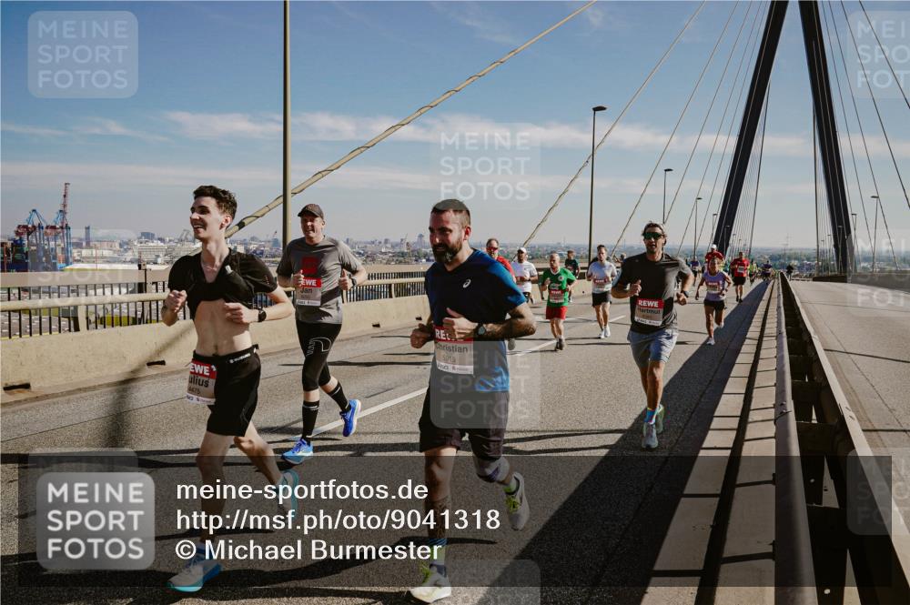 03.10.2025 - Köhlbrandbrückenlauf Michael Burmester http://msf.ph/oto/9041318 03.10.2025 12:22:36 Position 1 4475, 5915 meine-sportfotos.de