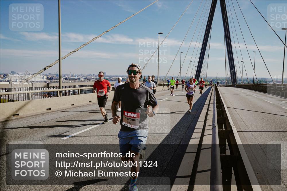 03.10.2025 - Köhlbrandbrückenlauf Michael Burmester http://msf.ph/oto/9041324 03.10.2025 12:22:37 Position 1 6391 meine-sportfotos.de