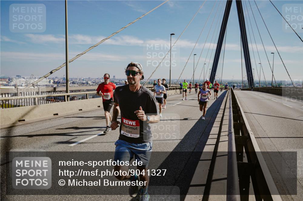 03.10.2025 - Köhlbrandbrückenlauf Michael Burmester http://msf.ph/oto/9041327 03.10.2025 12:22:37 Position 1 6391 meine-sportfotos.de