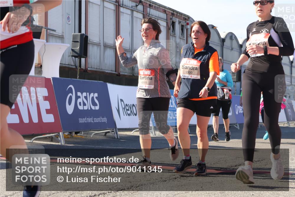 03.10.2025 - Köhlbrandbrückenlauf Luisa Fischer http://msf.ph/oto/9041345 03.10.2025 13:33:58 Ziel 4919, 4970, 5036, 5077, 5300, 6246, 6420, 6421 meine-sportfotos.de