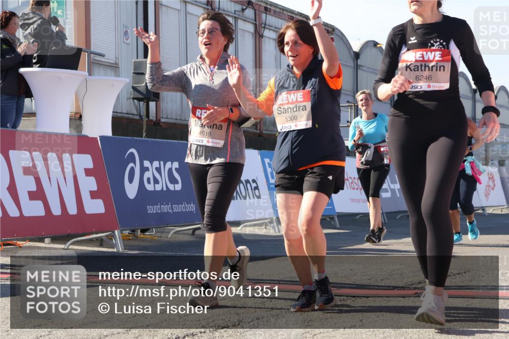 03.10.2025 - Köhlbrandbrückenlauf Luisa Fischer http://msf.ph/oto/9041351 03.10.2025 13:33:58 Ziel 4919, 4970, 5036, 5077, 5300, 6246, 6420, 6421 meine-sportfotos.de