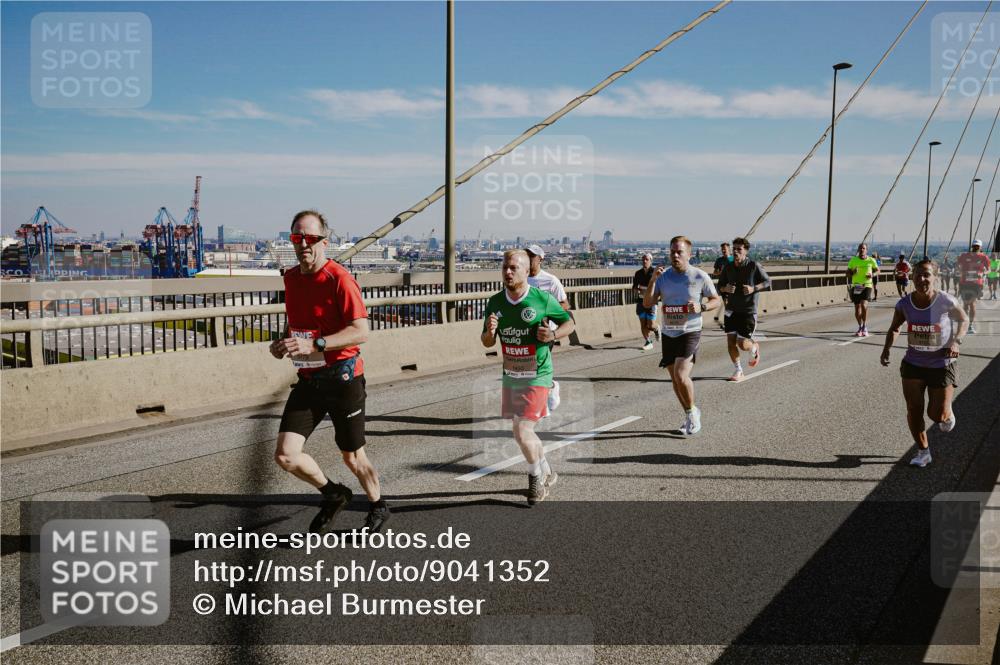03.10.2025 - Köhlbrandbrückenlauf Michael Burmester http://msf.ph/oto/9041352 03.10.2025 12:22:38 Position 1  meine-sportfotos.de
