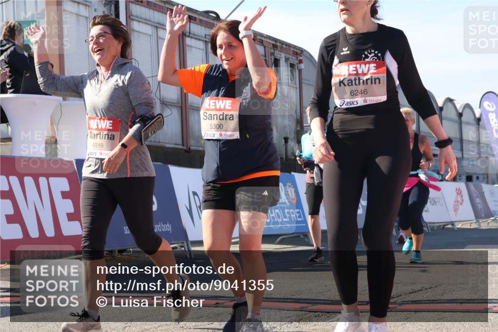 03.10.2025 - Köhlbrandbrückenlauf Luisa Fischer http://msf.ph/oto/9041355 03.10.2025 13:33:58 Ziel 4919, 4970, 5036, 5077, 5300, 6246, 6420, 6421 meine-sportfotos.de