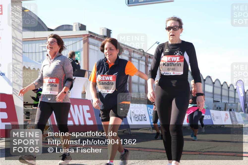 03.10.2025 - Köhlbrandbrückenlauf Luisa Fischer http://msf.ph/oto/9041362 03.10.2025 13:33:59 Ziel 4919, 4970, 5036, 5300, 6246, 6420, 6421 meine-sportfotos.de