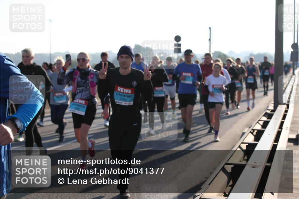 03.10.2025 - Köhlbrandbrückenlauf Lena Gebhardt http://msf.ph/oto/9041377 03.10.2025 09:25:31 Position 1 2231 meine-sportfotos.de