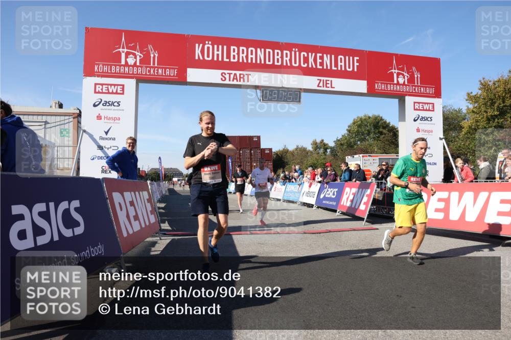 03.10.2025 - Köhlbrandbrückenlauf Lena Gebhardt http://msf.ph/oto/9041382 03.10.2025 12:57:57 Ziel 4046, 4102, 4654, 5669, 5960, 5961, 6518, 6519, 6520 meine-sportfotos.de
