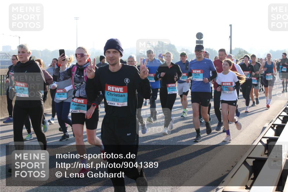 03.10.2025 - Köhlbrandbrückenlauf Lena Gebhardt http://msf.ph/oto/9041389 03.10.2025 09:25:32 Position 1 3324, 1824, 3322, 2231, 3163, 1652, 1653 meine-sportfotos.de