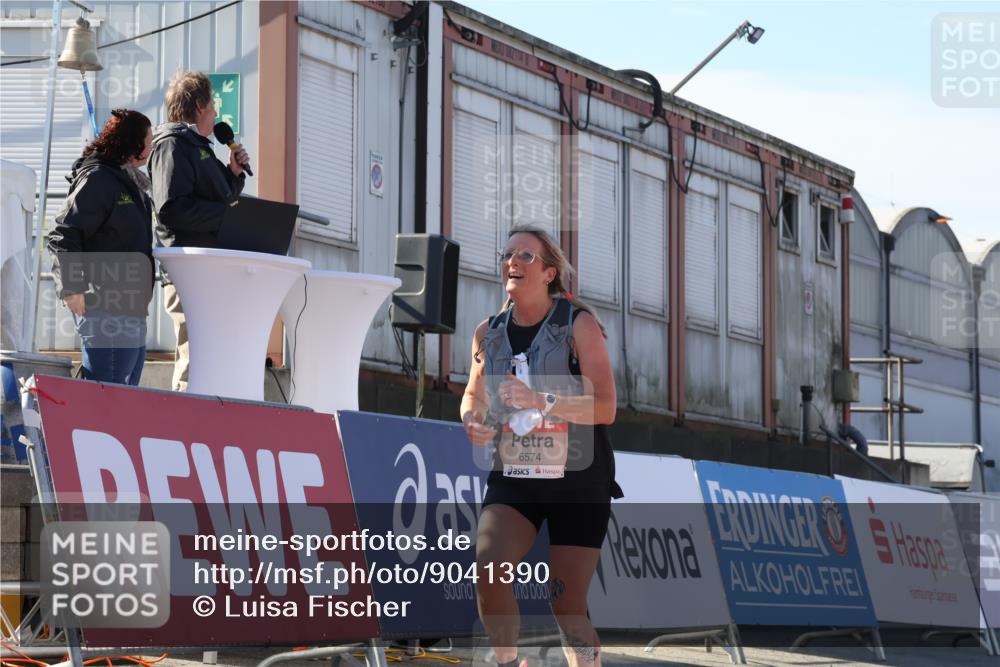 03.10.2025 - Köhlbrandbrückenlauf Luisa Fischer http://msf.ph/oto/9041390 03.10.2025 13:34:12 Ziel 4438, 4674, 5593, 6095, 6421, 6574 meine-sportfotos.de