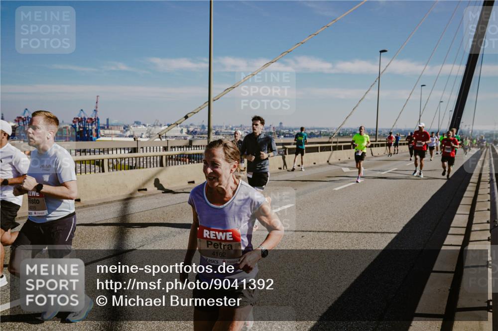 03.10.2025 - Köhlbrandbrückenlauf Michael Burmester http://msf.ph/oto/9041392 03.10.2025 12:22:40 Position 1 4215, 4162 meine-sportfotos.de