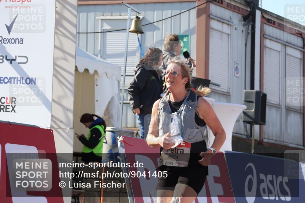 03.10.2025 - Köhlbrandbrückenlauf Luisa Fischer http://msf.ph/oto/9041405 03.10.2025 13:34:12 Ziel 4438, 4674, 5593, 6095, 6421, 6574 meine-sportfotos.de