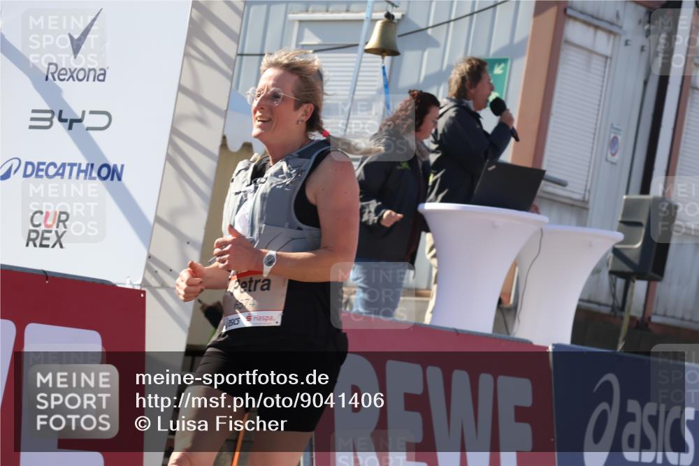 03.10.2025 - Köhlbrandbrückenlauf Luisa Fischer http://msf.ph/oto/9041406 03.10.2025 13:34:13 Ziel 4438, 4674, 5207, 5221, 5593, 6095, 6574 meine-sportfotos.de