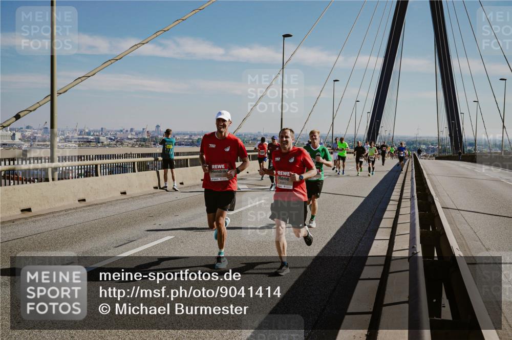 03.10.2025 - Köhlbrandbrückenlauf Michael Burmester http://msf.ph/oto/9041414 03.10.2025 12:22:43 Position 1 15, 6081 meine-sportfotos.de