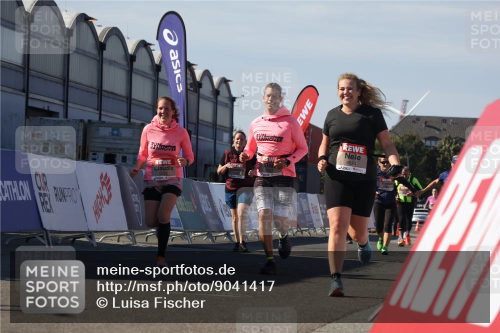03.10.2025 - Köhlbrandbrückenlauf Luisa Fischer http://msf.ph/oto/9041417 03.10.2025 13:34:14 Ziel 4438, 4674, 5207, 5221, 5593, 6095, 6574 meine-sportfotos.de