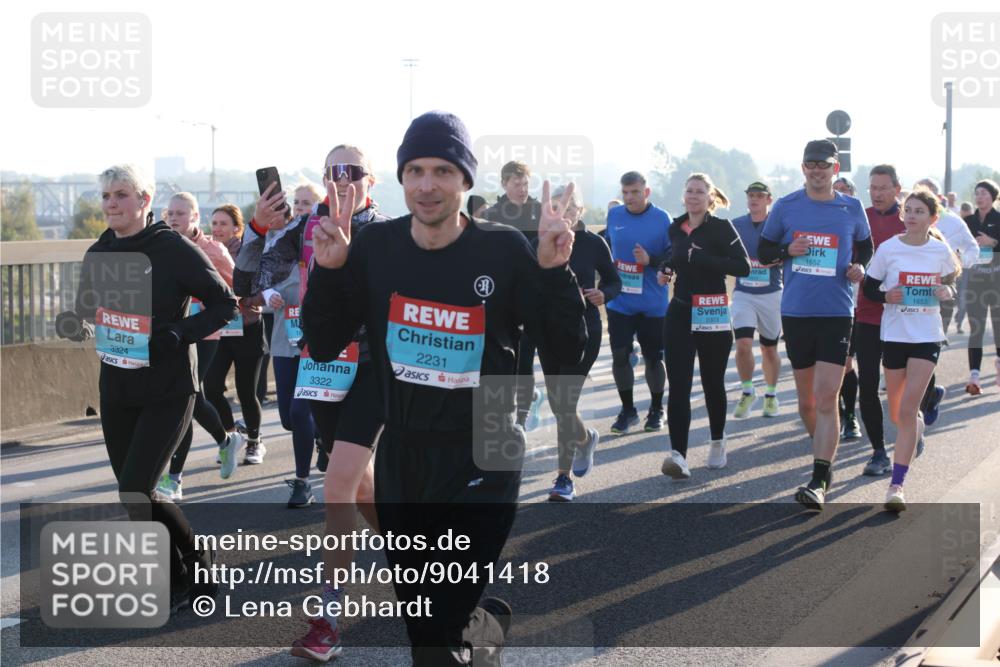03.10.2025 - Köhlbrandbrückenlauf Lena Gebhardt http://msf.ph/oto/9041418 03.10.2025 09:25:32 Position 1 3324, 3322, 2231, 2303, 1652, 1653 meine-sportfotos.de