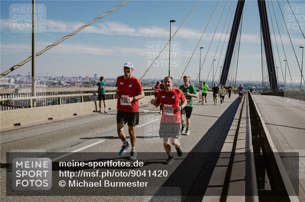 03.10.2025 - Köhlbrandbrückenlauf Michael Burmester http://msf.ph/oto/9041420 03.10.2025 12:22:43 Position 1 6081 meine-sportfotos.de