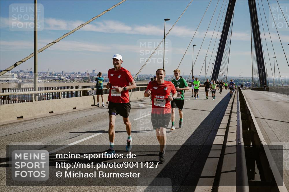 03.10.2025 - Köhlbrandbrückenlauf Michael Burmester http://msf.ph/oto/9041427 03.10.2025 12:22:43 Position 1 15, 6081 meine-sportfotos.de