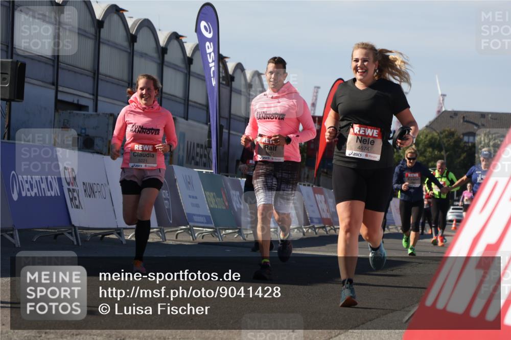 03.10.2025 - Köhlbrandbrückenlauf Luisa Fischer http://msf.ph/oto/9041428 03.10.2025 13:34:15 Ziel 4438, 4674, 5207, 5221, 5593, 6095, 6574 meine-sportfotos.de