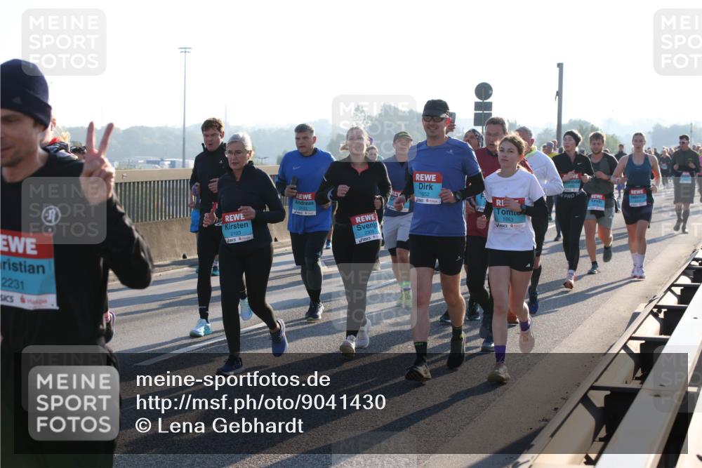 03.10.2025 - Köhlbrandbrückenlauf Lena Gebhardt http://msf.ph/oto/9041430 03.10.2025 09:25:32 Position 1 2231, 2103, 3163, 1652, 1653 meine-sportfotos.de