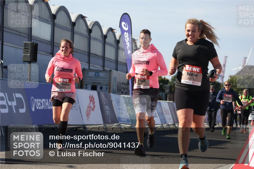 03.10.2025 - Köhlbrandbrückenlauf Luisa Fischer http://msf.ph/oto/9041437 03.10.2025 13:34:16 Ziel 4438, 4674, 5207, 5221, 5593, 6095, 6574 meine-sportfotos.de