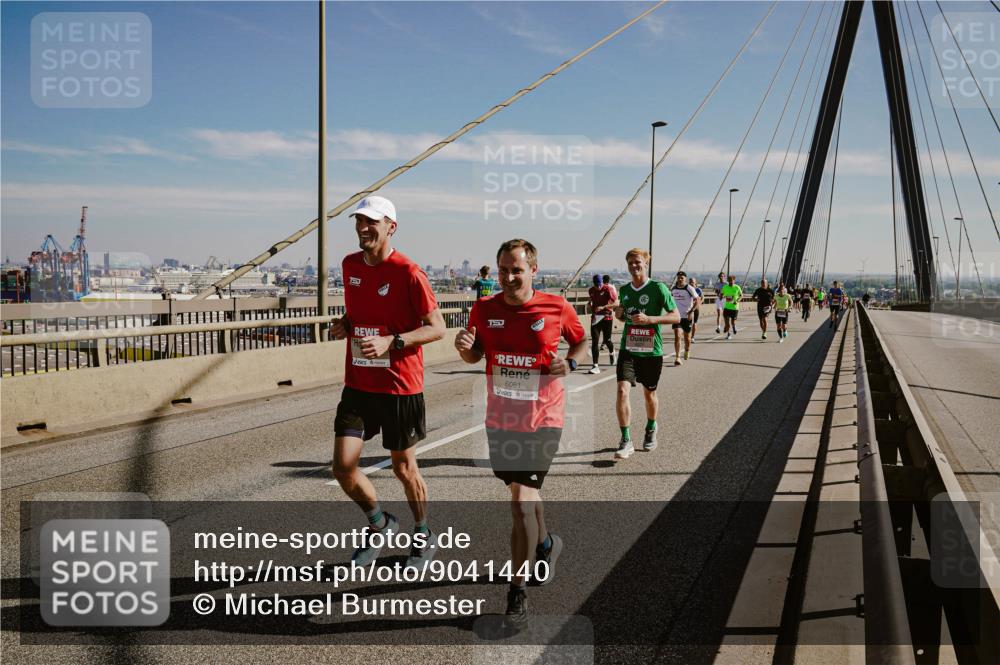 03.10.2025 - Köhlbrandbrückenlauf Michael Burmester http://msf.ph/oto/9041440 03.10.2025 12:22:44 Position 1 6081 meine-sportfotos.de