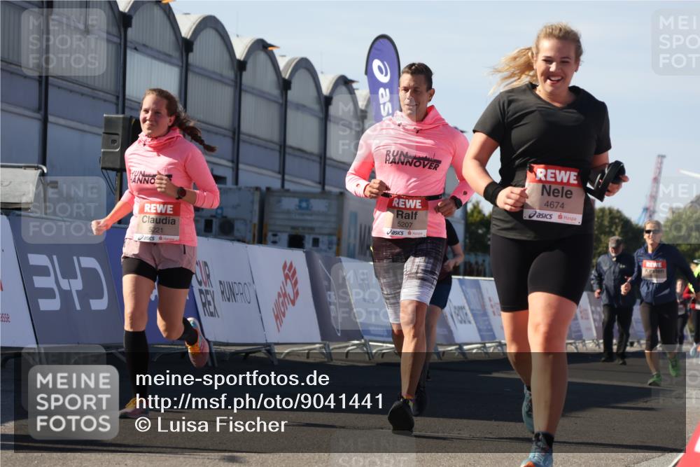 03.10.2025 - Köhlbrandbrückenlauf Luisa Fischer http://msf.ph/oto/9041441 03.10.2025 13:34:16 Ziel 4438, 4674, 5207, 5221, 5593, 6095, 6574 meine-sportfotos.de