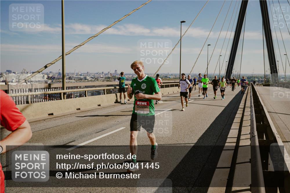 03.10.2025 - Köhlbrandbrückenlauf Michael Burmester http://msf.ph/oto/9041445 03.10.2025 12:22:45 Position 1 4371 meine-sportfotos.de