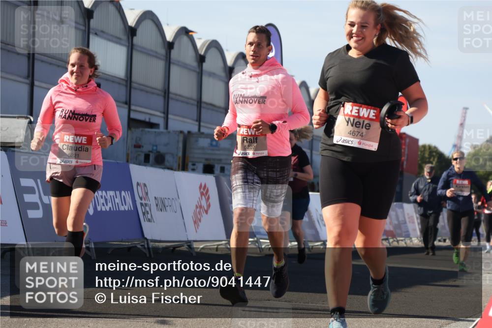 03.10.2025 - Köhlbrandbrückenlauf Luisa Fischer http://msf.ph/oto/9041447 03.10.2025 13:34:16 Ziel 4438, 4674, 5207, 5221, 5593, 6095, 6574 meine-sportfotos.de
