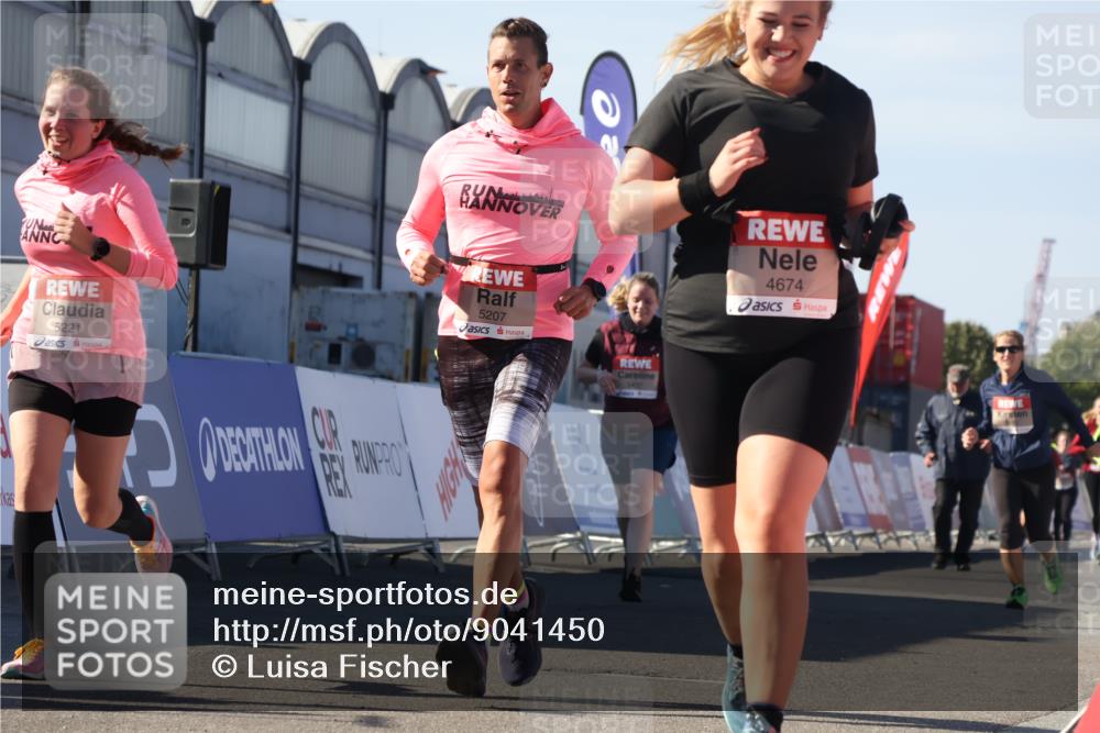 03.10.2025 - Köhlbrandbrückenlauf Luisa Fischer http://msf.ph/oto/9041450 03.10.2025 13:34:17 Ziel 4674, 5207, 5221, 5593, 6095, 6574 meine-sportfotos.de