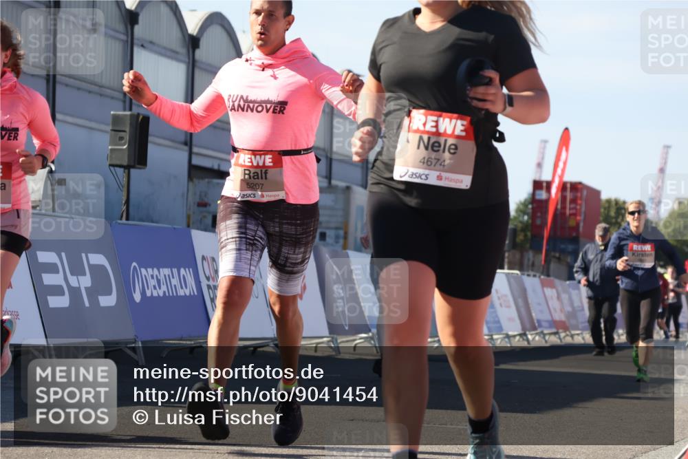 03.10.2025 - Köhlbrandbrückenlauf Luisa Fischer http://msf.ph/oto/9041454 03.10.2025 13:34:17 Ziel 4674, 5207, 5221, 5593, 6095, 6574 meine-sportfotos.de