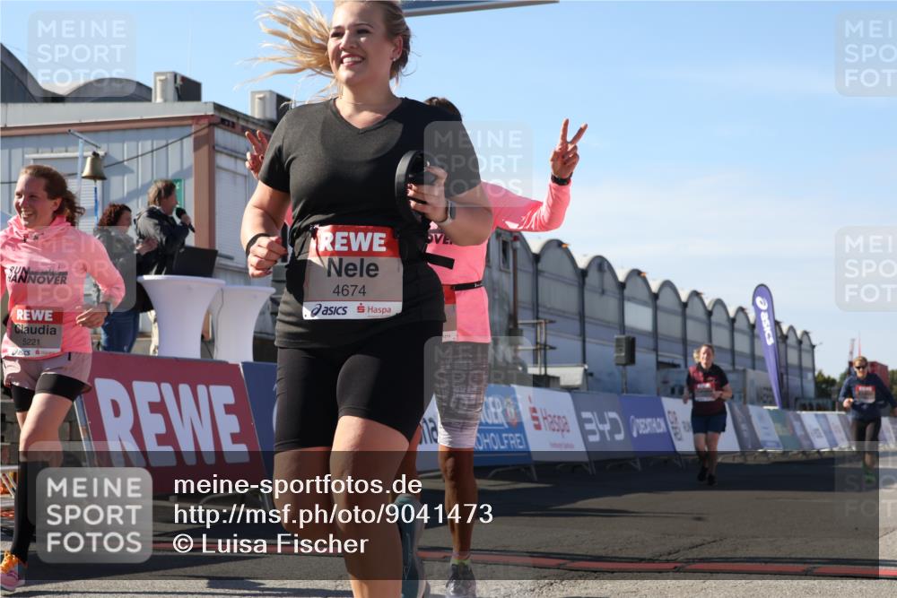 03.10.2025 - Köhlbrandbrückenlauf Luisa Fischer http://msf.ph/oto/9041473 03.10.2025 13:34:19 Ziel 4674, 5207, 5221, 5437, 5593, 5693, 5695, 6095, 6574 meine-sportfotos.de